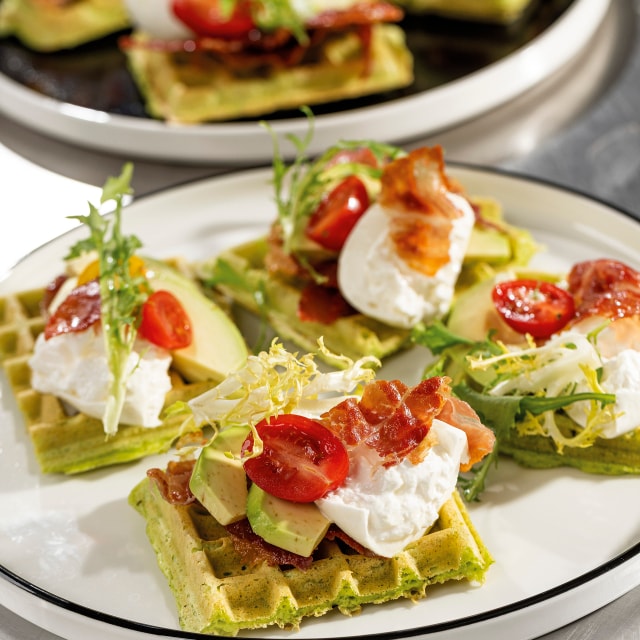 Gofry pietruszkowo – bazyliowe/ burrata/ chipsy z szynki/ awokado Gofry pietruszkowo – bazyliowe/ burrata/ chipsy z szynki/ awokado